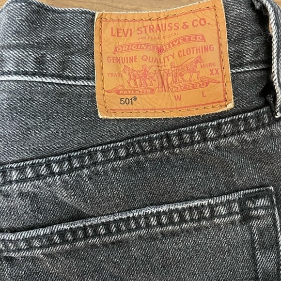 Levi's premium 501 trashed black distressed shorts - Picture 9 of 12
